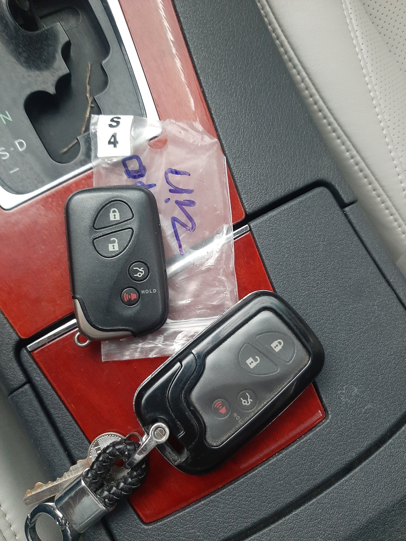 Làm thêm chìa khóa xe Lexus dự phòng