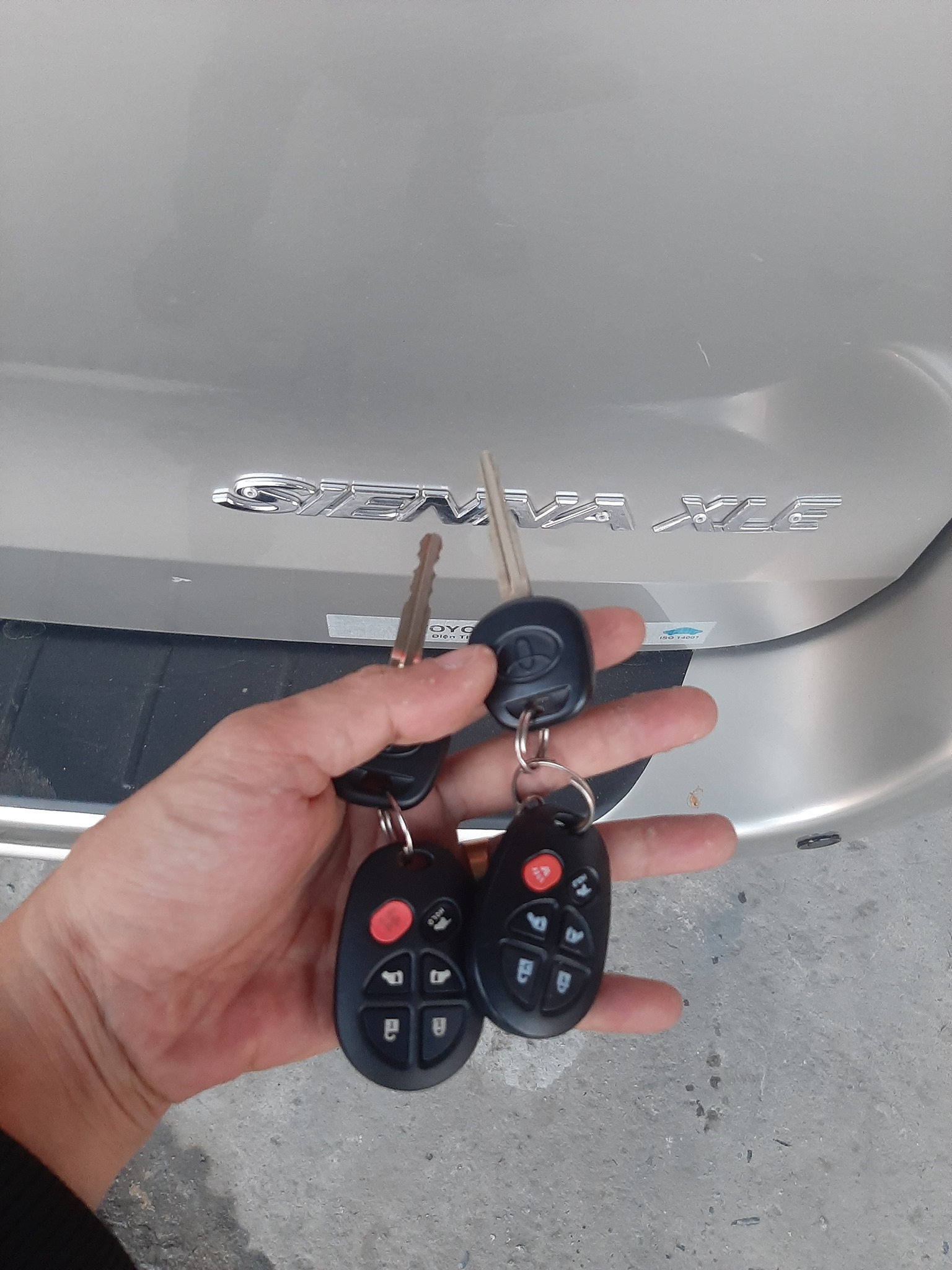 Chìa khóa xe Toyota Sienta