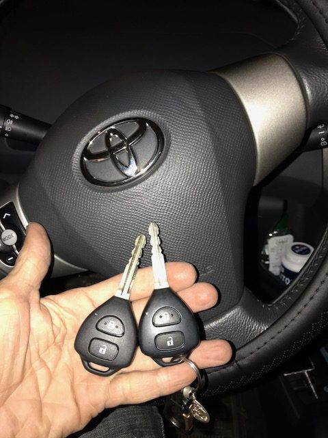 Làm chìa khóa remote xe Toyota Yaris