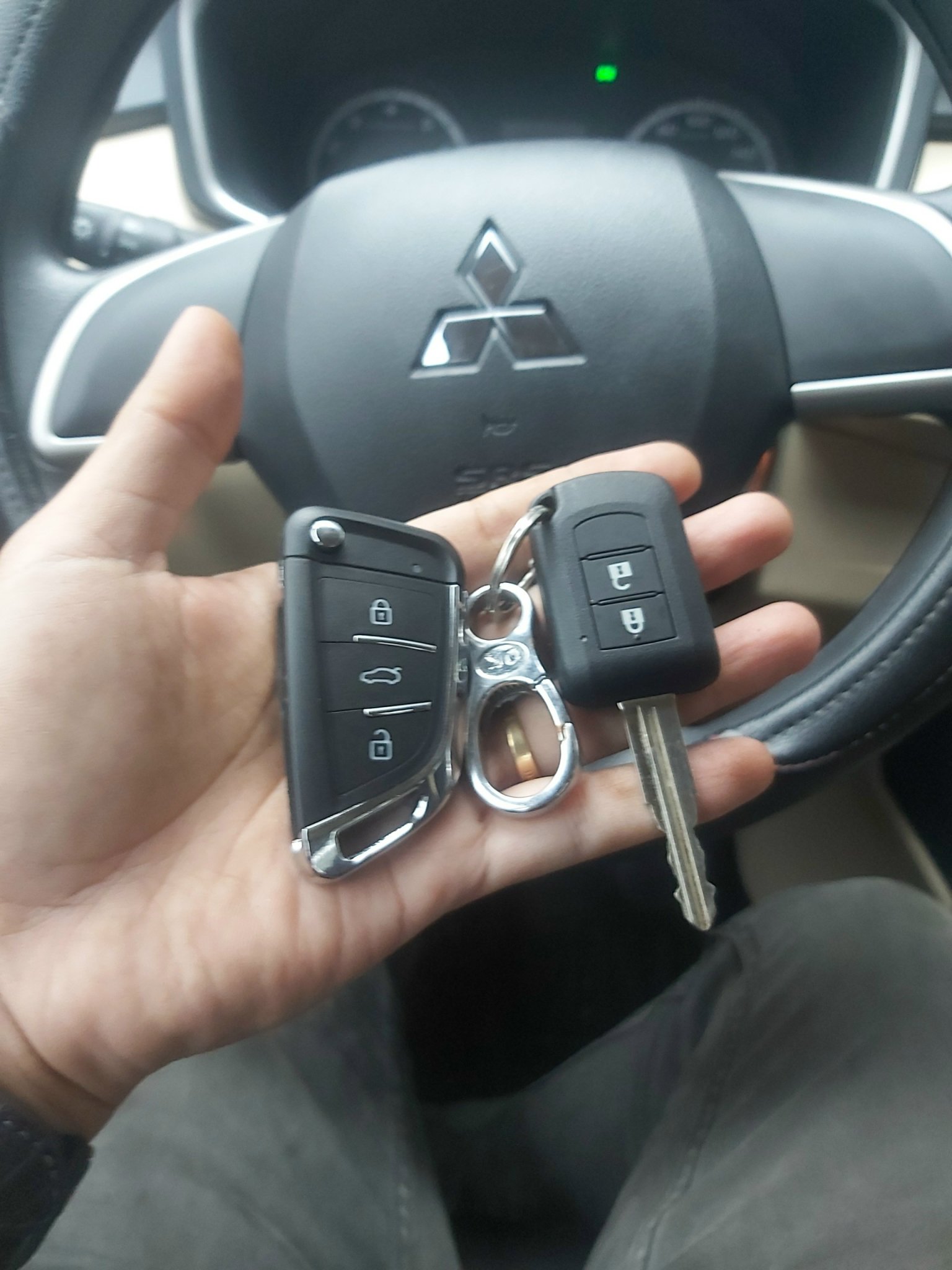Làm chìa khóa remote xe Mitsubishi Pajero Sport