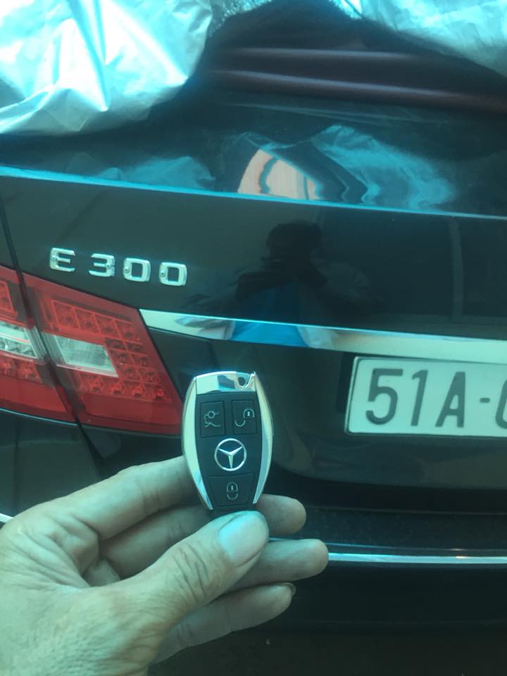 Làm chìa khóa xe Mercedes E300