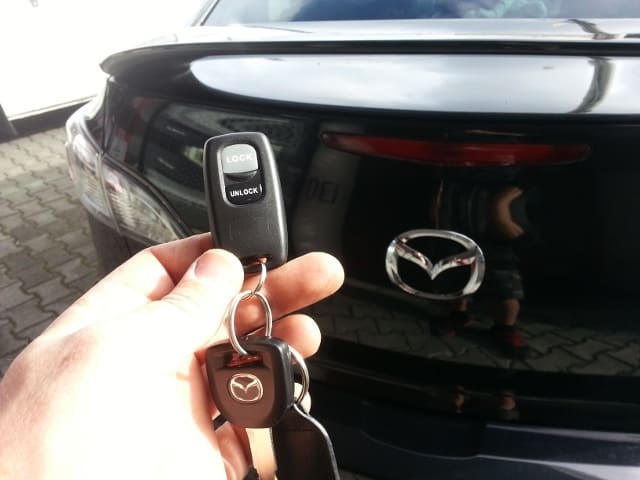 Làm chìa khóa xe Mazda 626