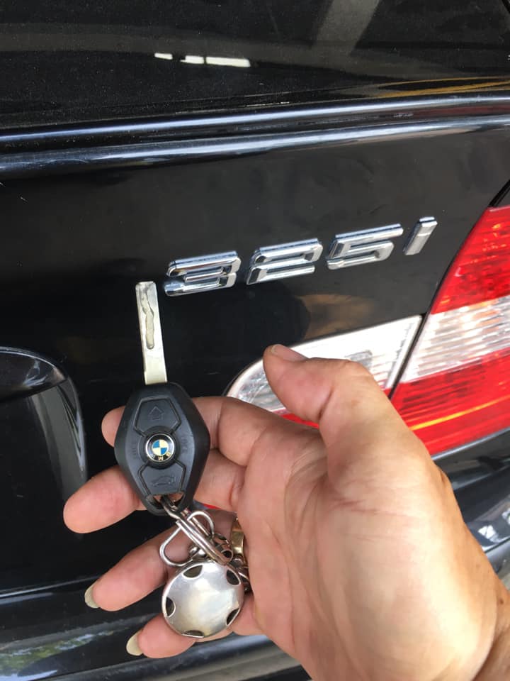 Làm chìa khóa xe BMW 325i