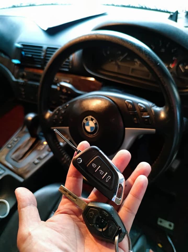Làm chìa khóa gập xe BMW 325i