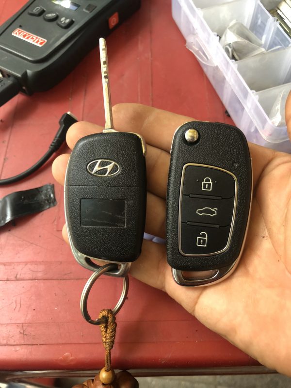 Làm chìa khóa remote xe Hyundai Solati