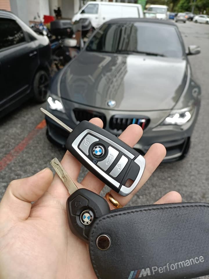 Làm chìa khóa gập xe BMW 525i