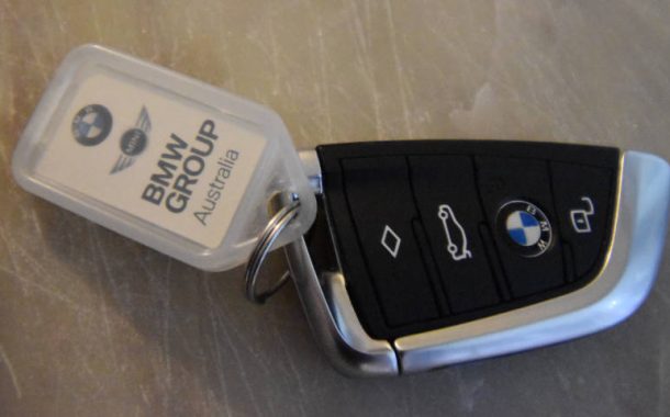 Làm chìa khóa thông minh xe BMW 330i
