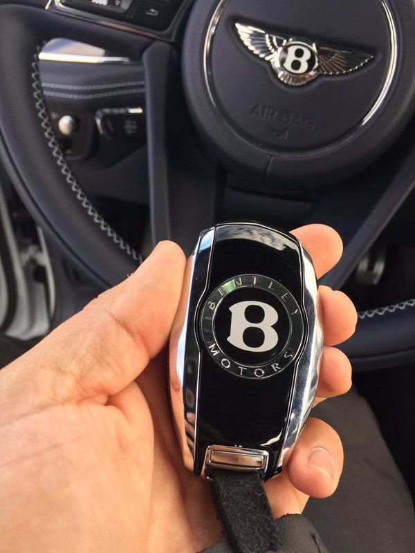 Làm chìa khóa xe Bentley Bentayga
