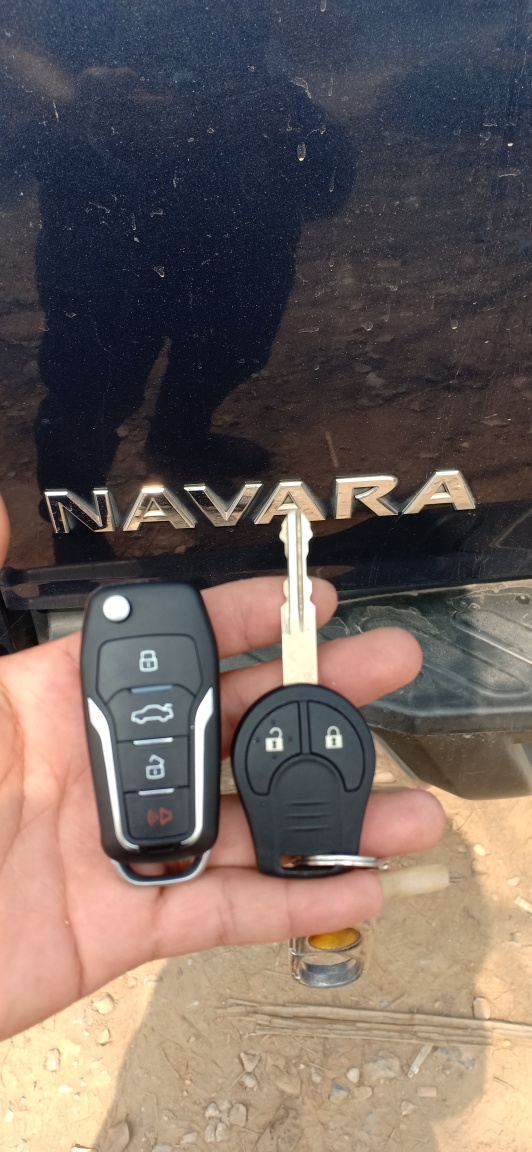Làm chìa khóa remote gập xe Nissan Navara
