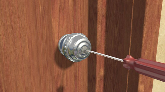 Mở khóa cửa gỗ bằng tuốc nơ vít