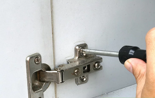Cách mở khóa cửa bằng cách tháo bản lề hoặc lõi khóa