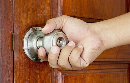 Mở khóa tại nhà 24/24 cho mọi loại khóa tay nắm thường đến cao cấp
