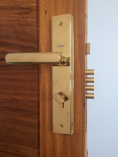 Cách thay ổ khóa cửa gỗ tay gạt
