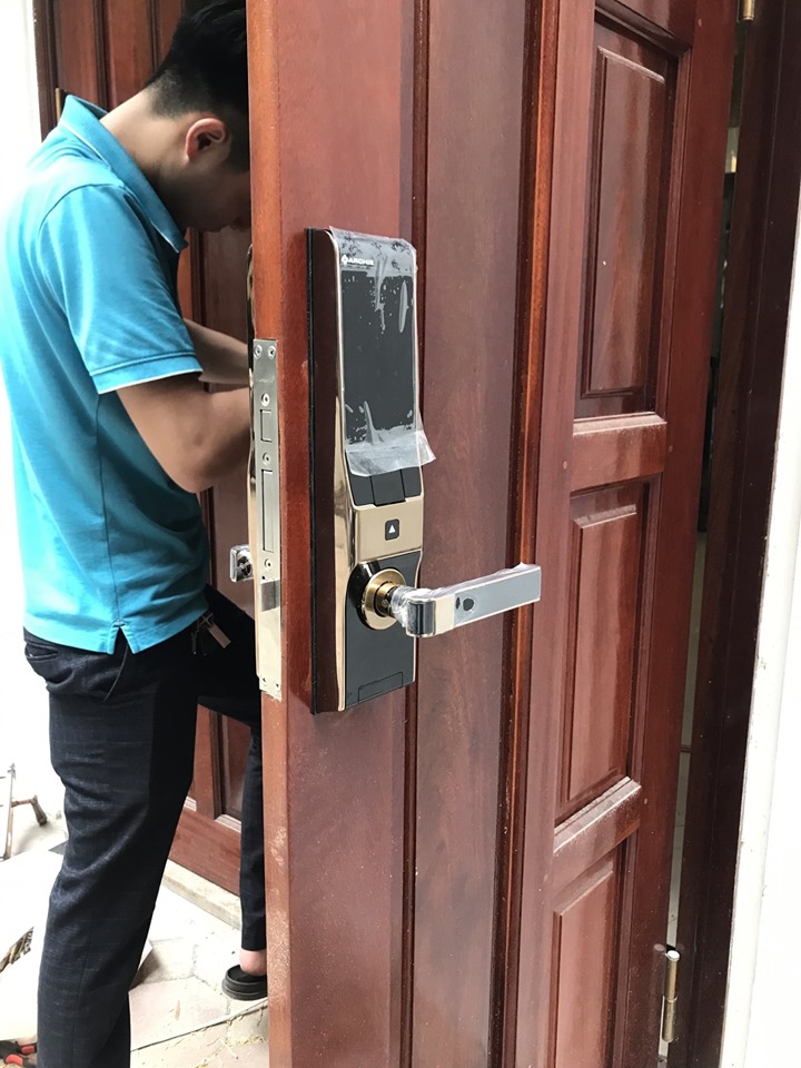 Thay ổ khóa cửa gỗ điện tử